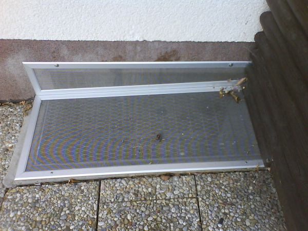 Lichtschachtabdeckung LISA mit Aufkantung(Zusatzrahmen) für Kellerfenster auch schräg möglich.